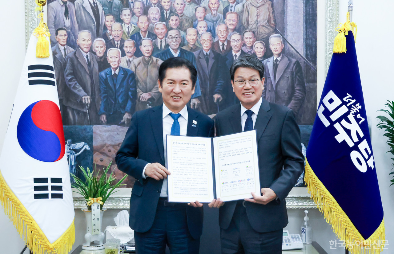 김돈곤 청양군수(오른쪽)가 17일 정청래 더불어민주당 대표를 만나 농어촌기본소득 시범사업 국비 상향을 건의했다.