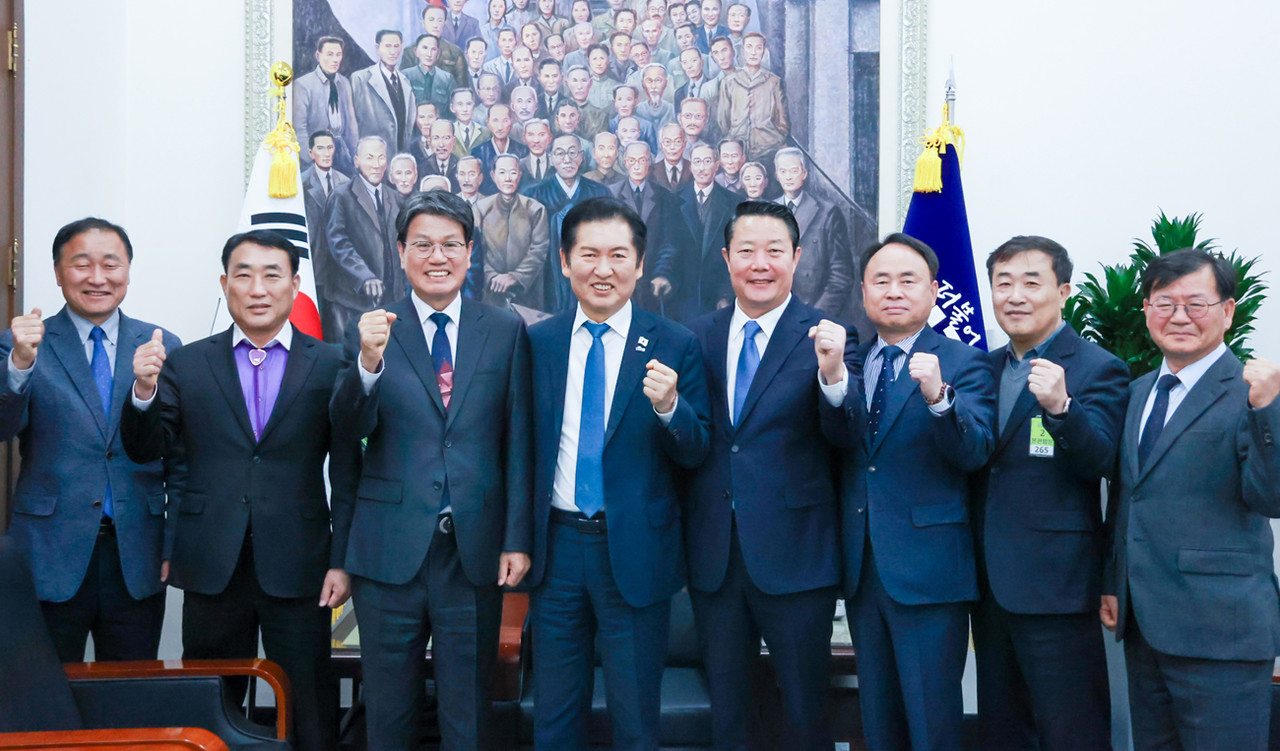 정청래 민주당 대표(왼쪽에서 4번째)와 농어촌기본소득 시범사업 선정 7개 군 단체장들이 17일 국회에서 만나 국비 상향 등을 협의했다.  사진=청양군