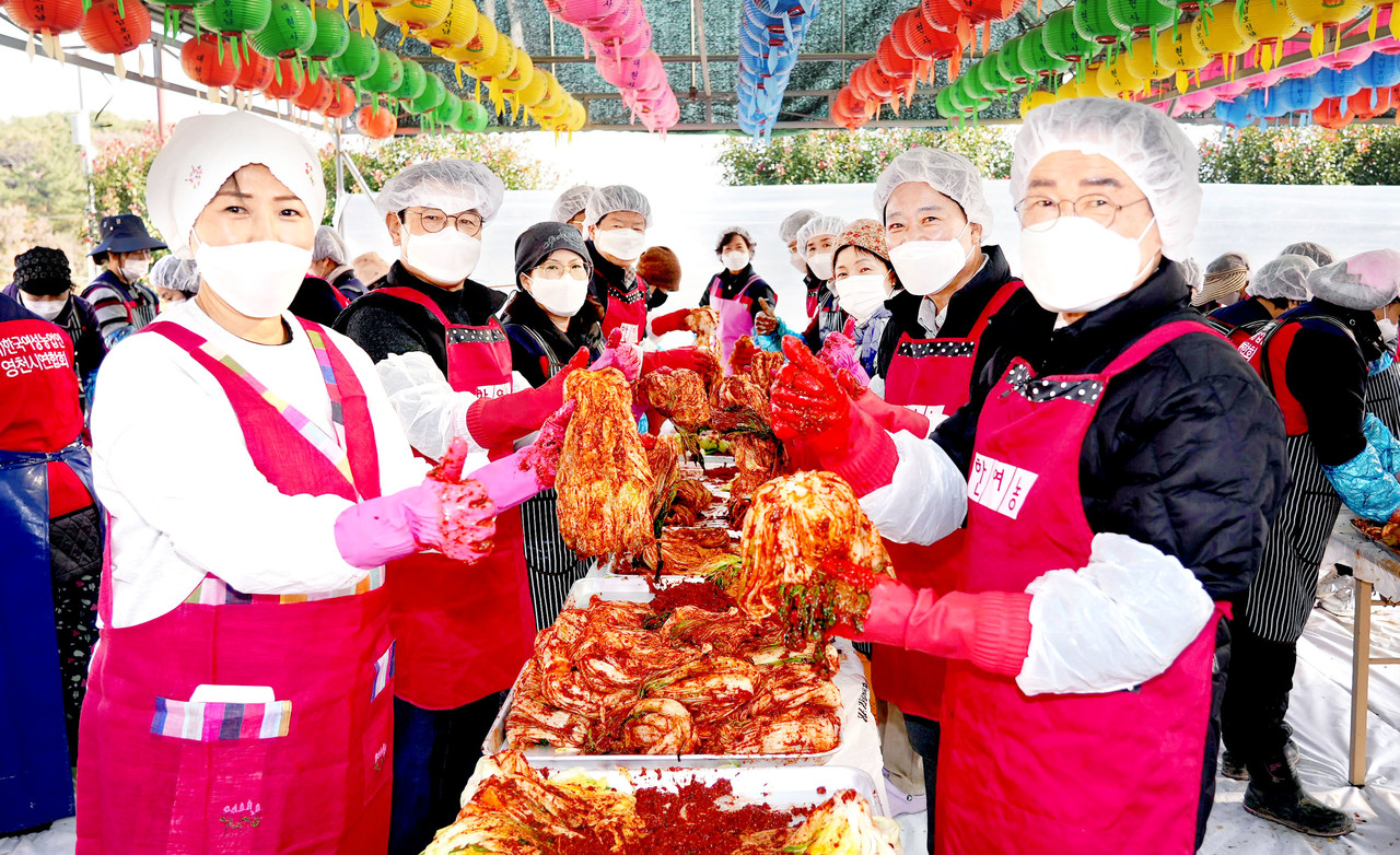 한여농영천시연합회가 지난 20일 ‘2025년 사랑의 김장김치 담그기 및 나눔 행사’를 가졌다.