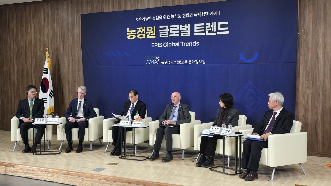 24일 세종시 농림수산식품교육문화정보원 1층 대강당에서 윤동진 농정원 원장, 존 히긴스 주한아일랜드대사관 농무참사관, 김창길 스마트치유산업포럼 원장, 도날 콜먼 FAO 축산소위원회 의장, 윤지현 서울대 교수, 서진교 GS&J 인스티튜트 원장이 ‘농정원 글로벌 트렌드’ 포럼의 패널토의에 참여하고 있다.  