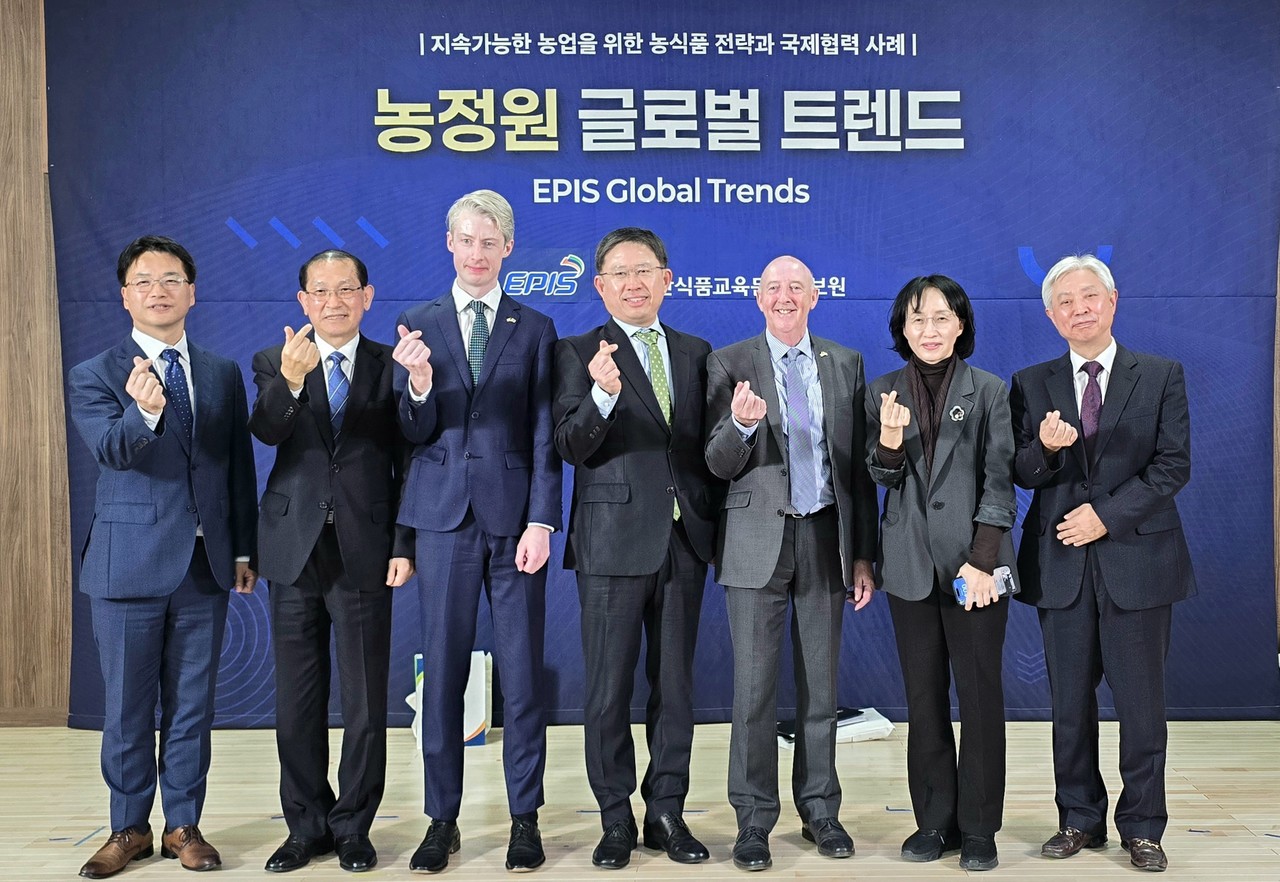 아일랜드 농업 분야 사례를 주제로 한 국내 포럼은 이례적인 일이다. 행사가 끝나고 주요 내빈이 기념촬영을 하고 있다. 왼쪽부터 정용호 농림축산식품부 국제협력관, 김창길 원장, 존 히긴스 주한아일랜드대사관 농무참사관, 윤동진 원장, 도날 콜먼 의장, 윤지현 교수, 서진교 원장. 