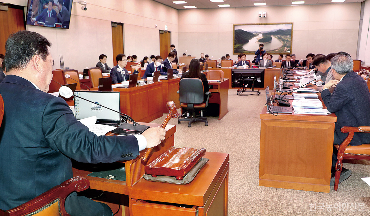 국회 농림축산식품해양수산위원회는 19일 국회에서 전체회의를 열고 농림축산식품법안심사소위원회가 심사한 13건의 법률안을 의결했다. 어기구 위원장이 이날 상정된 법안을 의결하고 있다.&nbsp; 김흥진 기자