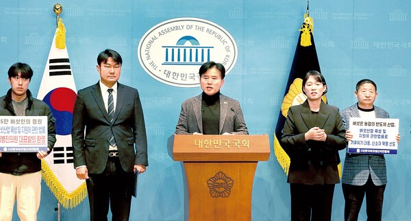 지난해 말 이병진 국회의원이 김민수 한국버섯생산자연합회장(사진 왼쪽에서 두 번째) 등 버섯농가들과 함께 버섯산업법안 발의 후 국회에서 기자회견을 하고 있다. &nbsp;