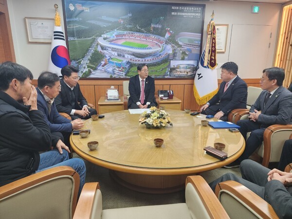 대한한돈협회는 지난 12월 30일 김해시청을 방문해 홍태용 김해시장과 한림면 악취관리지역 지정 재점토를 건의했다.&nbsp;