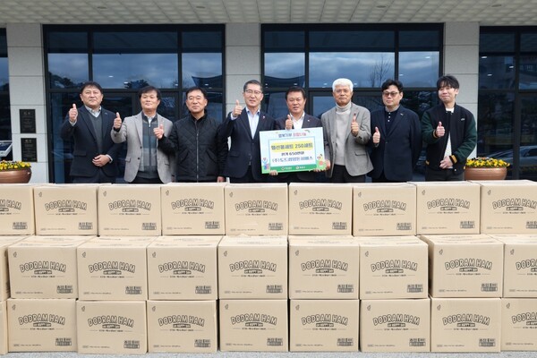도드람이 김천시와 정읍시, 논산시와 충주시 등 4개 지역에 도드람 햄세트 총 1000세트를 전달했다.&nbsp;