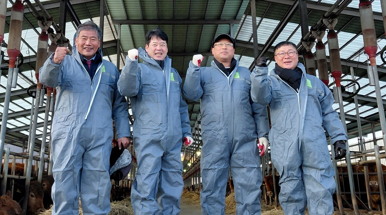 신임 최강필 농협사료 대표이사(왼쪽 두번째)가 신동훈 원주축협 조합장(왼쪽)과 강원 원주지역 축산농가를 방문해 현장에서 공식업무를 시작했다.&nbsp;