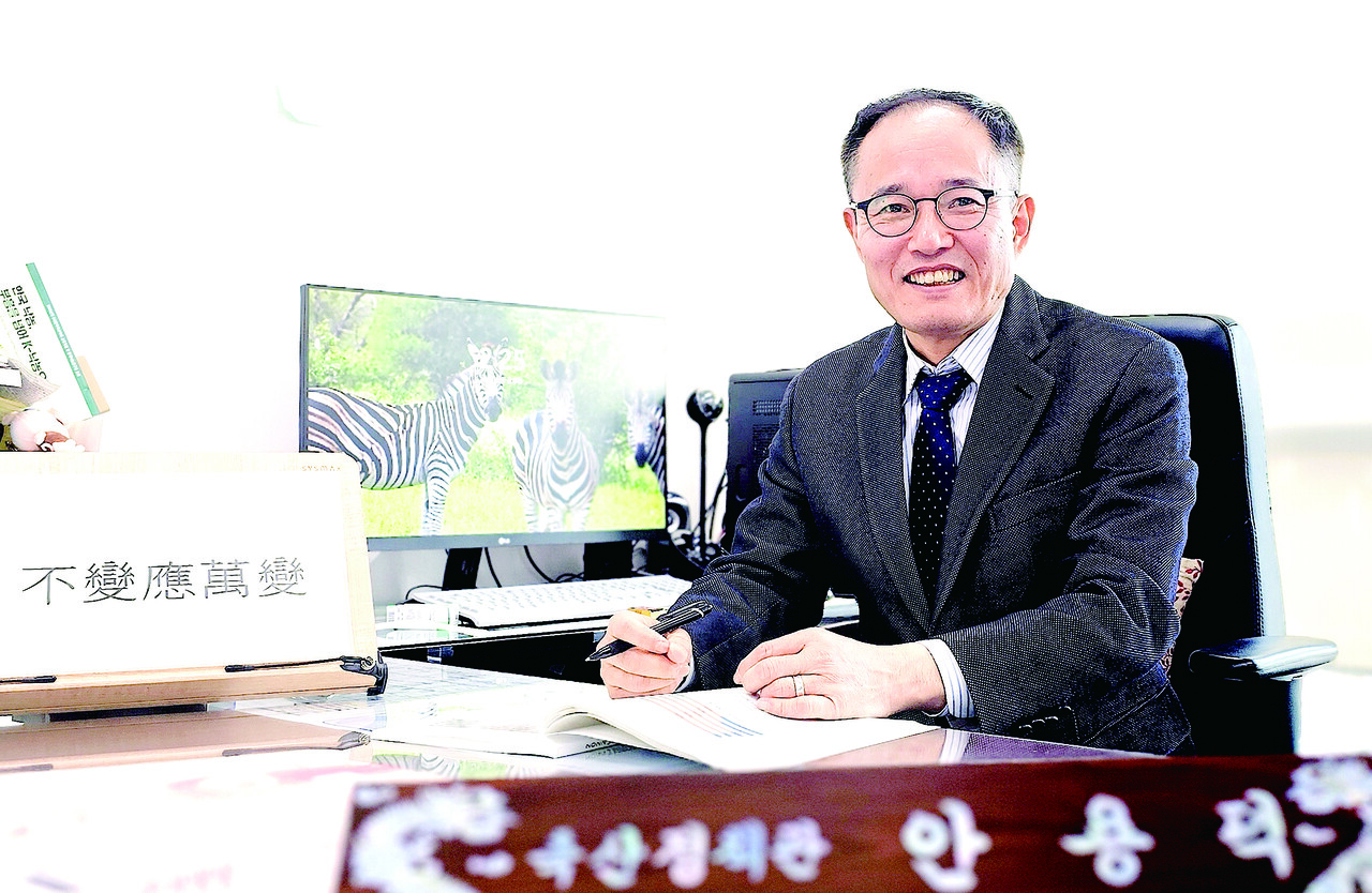 농림축산식품부에서 만난 안용덕 축산정책관. 그는 “병오년을 맞아 힘차게 달리는 말처럼 농가·업계·중앙정부·지방정부가 모두 협력해 국민에게 사랑받는 축산업을 구현해 나가자”고 강조했다.