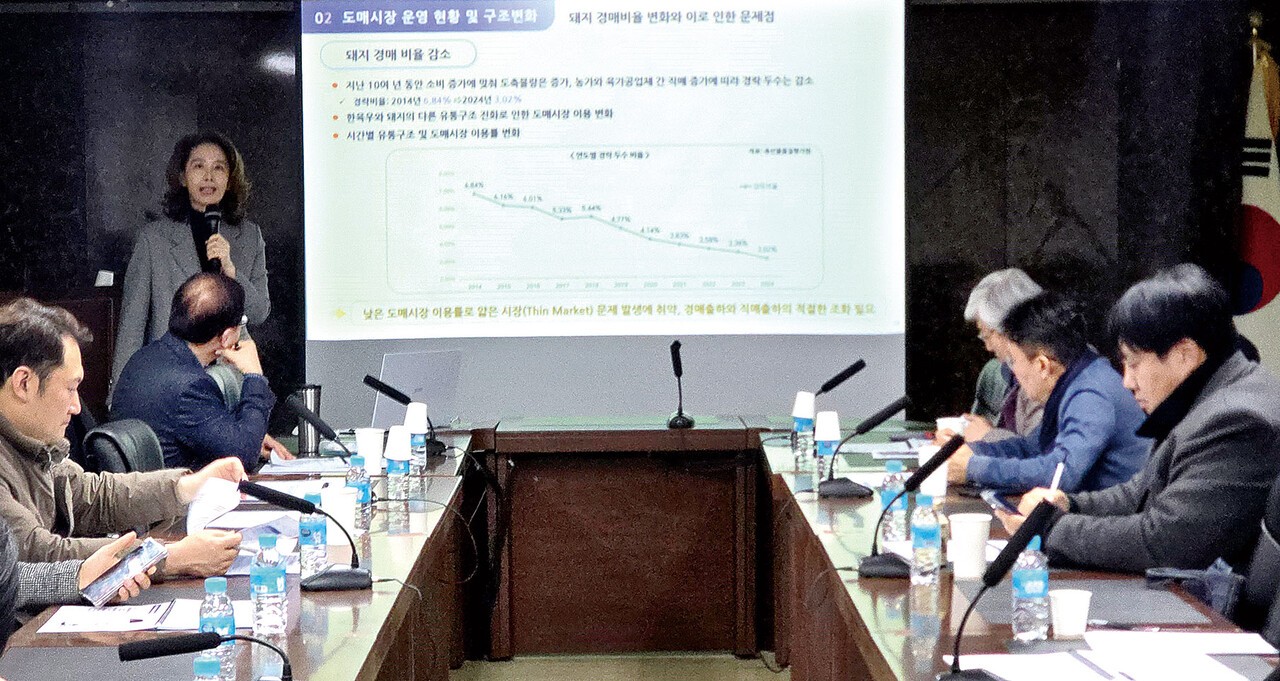 김민경 건국대학교 교수는 최근 돼지 도매시장 활성화 지원 방안 연구 결과를 발표했다.&nbsp;