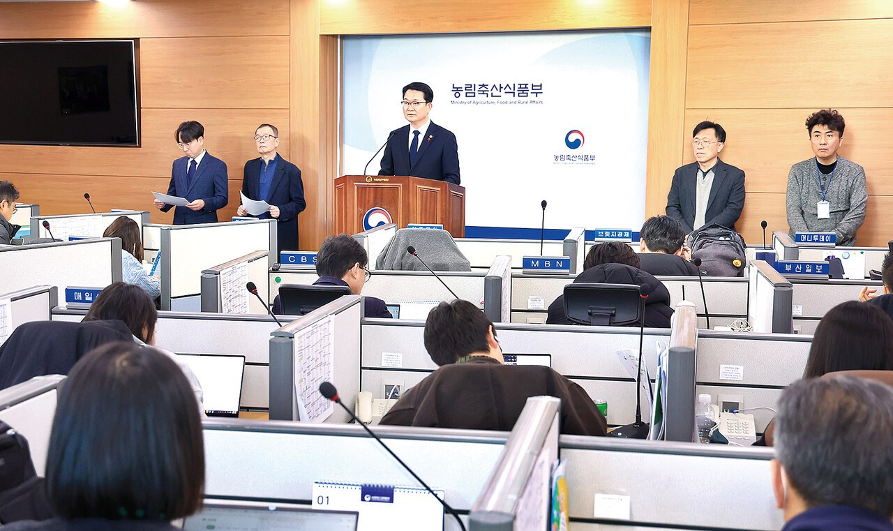 김종구 농식품부 차관이 8일 정부세종청사 농식품부 기자실에서 농협중앙회 특별감사 중간 결과를 브리핑 하고 있다. 이 자리엔 특별감사에 참여한 외부 전문가들도 함께 했다. 사진=농식품부