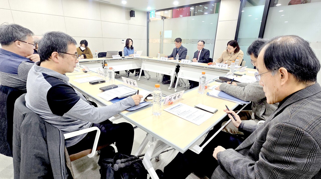 신년좌담회 참석자들은 정부의 식량정책이 쌀 생산량 조절에 매몰되면서 식량작물 전반에 대한 전략이 실종됐다며, 정책의 근본적인 전환이 필요하다는 목소리를 냈다.&nbsp;