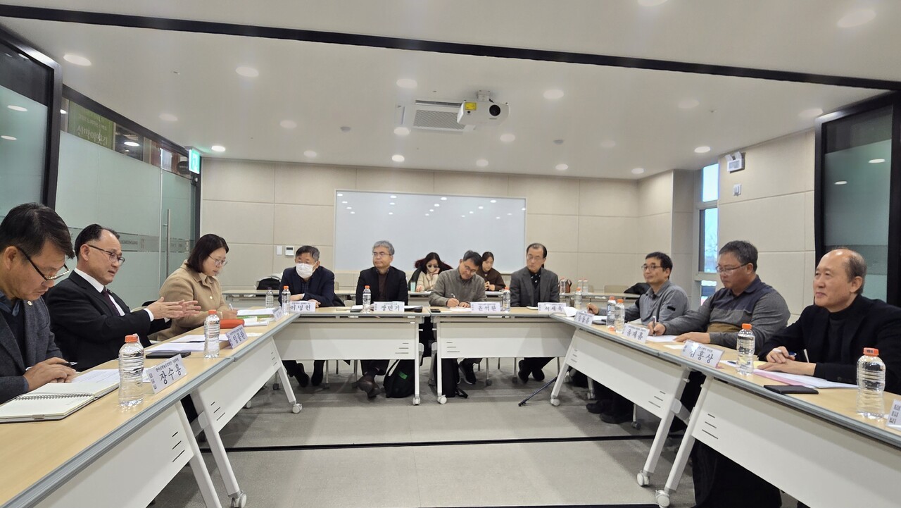농정연구센터가 8일 오송역에서 식량작물 생산법인 관계자들과 함께 신년좌담회를 열고 식량산업 전반을 진단하고 대응 방안을 모색했다.