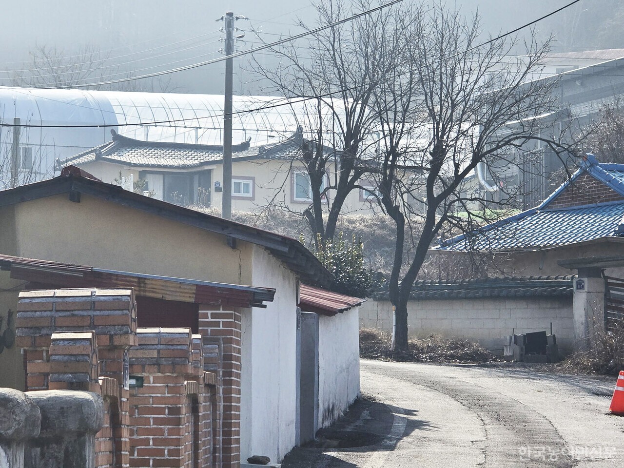 농촌 지역은 개별난방 의존율이 96.2%에 달하는 등 난방 연료비 변동에 직접적인 영향을 받고 노후화된 주택도 많아 도시에 비해&nbsp;에너지빈곤율이 두배 이상 높은 것으로 나타났다. 사진은 개별난방을 하고 있는 충남 부여군의 한 농촌 마을 모습.&nbsp;