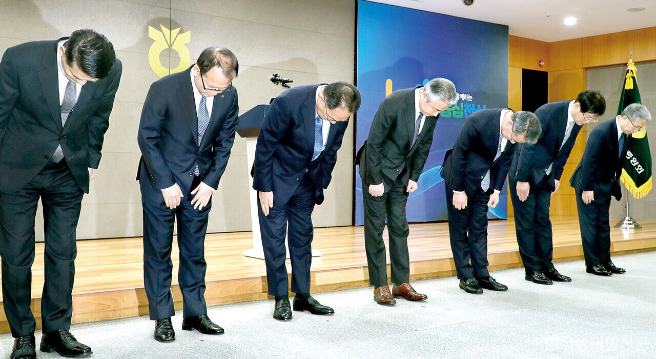 강호동 농협중앙회장(가운데)과 주요 임원들이 13일 농협중앙회 본관에서 농식품부 특별감사와 관련해 대국민 사과를 하고 있다. 특별감사 중간보고 발표가 이뤄진 지 5일 만이었다.&nbsp; &nbsp;김흥진 기자