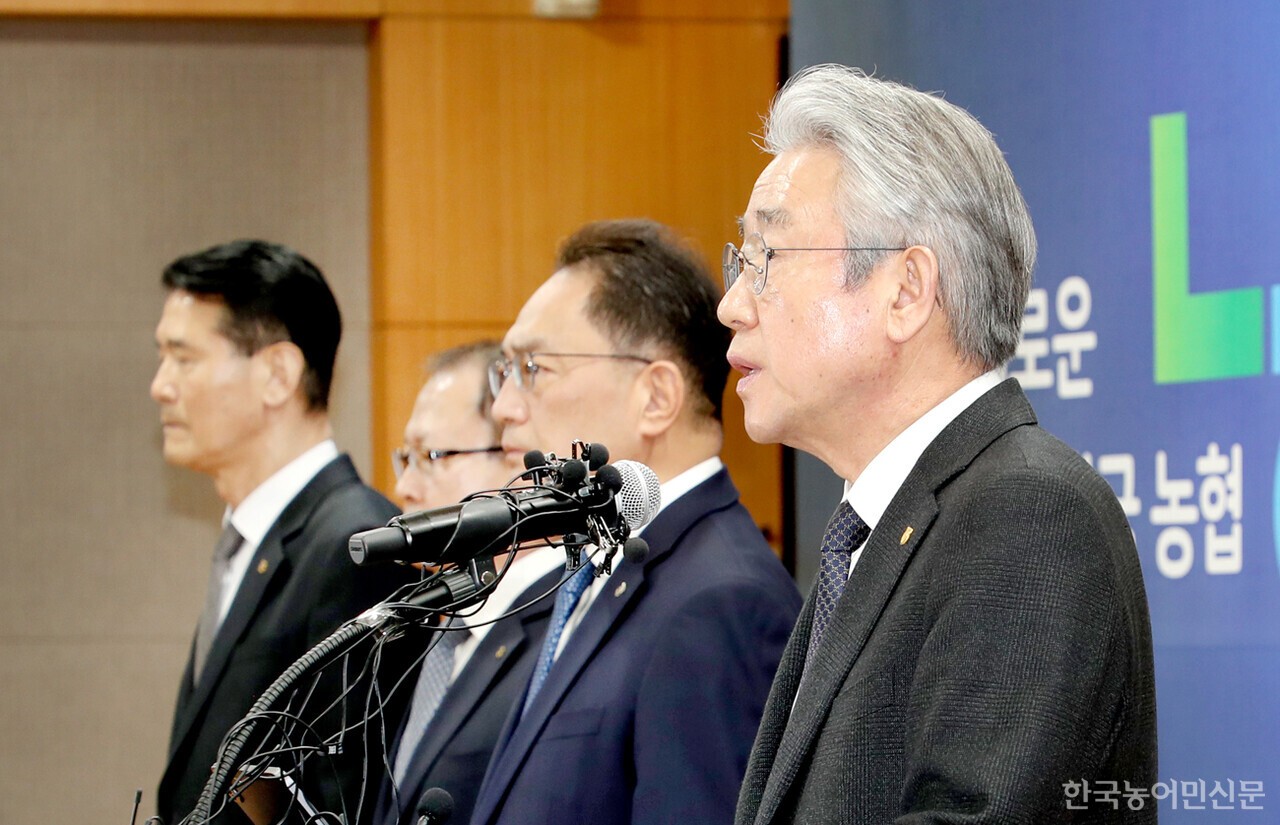강호동 회장이 대국민 사과와 함께 재발 방지 대책을 발표하고 있다.