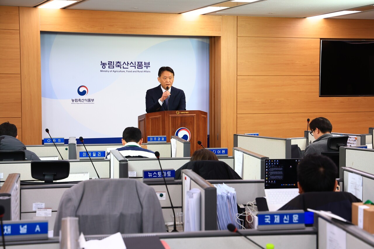 윤원습 농림축산식품부 농업정책관이 19일 '제1차 농업고용인력 지원 기본계획' 내용을 브리핑하고 있다. 사진=농식품부