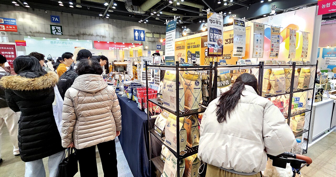 지난 16일부터 18일까지 일산 킨텍스에서 열린 ‘마이펫페어’에 참여한 농협목우촌 전시·판매 부스. 평일인 16일 오전 시간임에도 불구하고 ‘멍집사’들이 대거 농협목우촌 부스를 찾아 새로 출시된 ‘멍수무강’제품에 대해 높은 관심을 보였다.