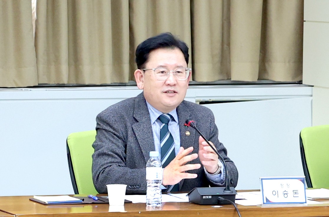 이승돈 농촌진흥청장이 지난 1월 26일 열린 기자간담회에서 질문에 답하고 있다.