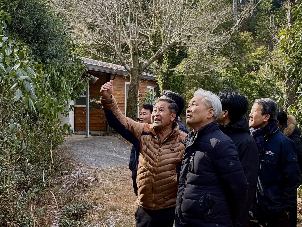 21일&nbsp;제5차 ‘숲으로, 다가감’ 참석자들이 전남 해남군 황칠나무 재배 현장을 둘러보고 있다.