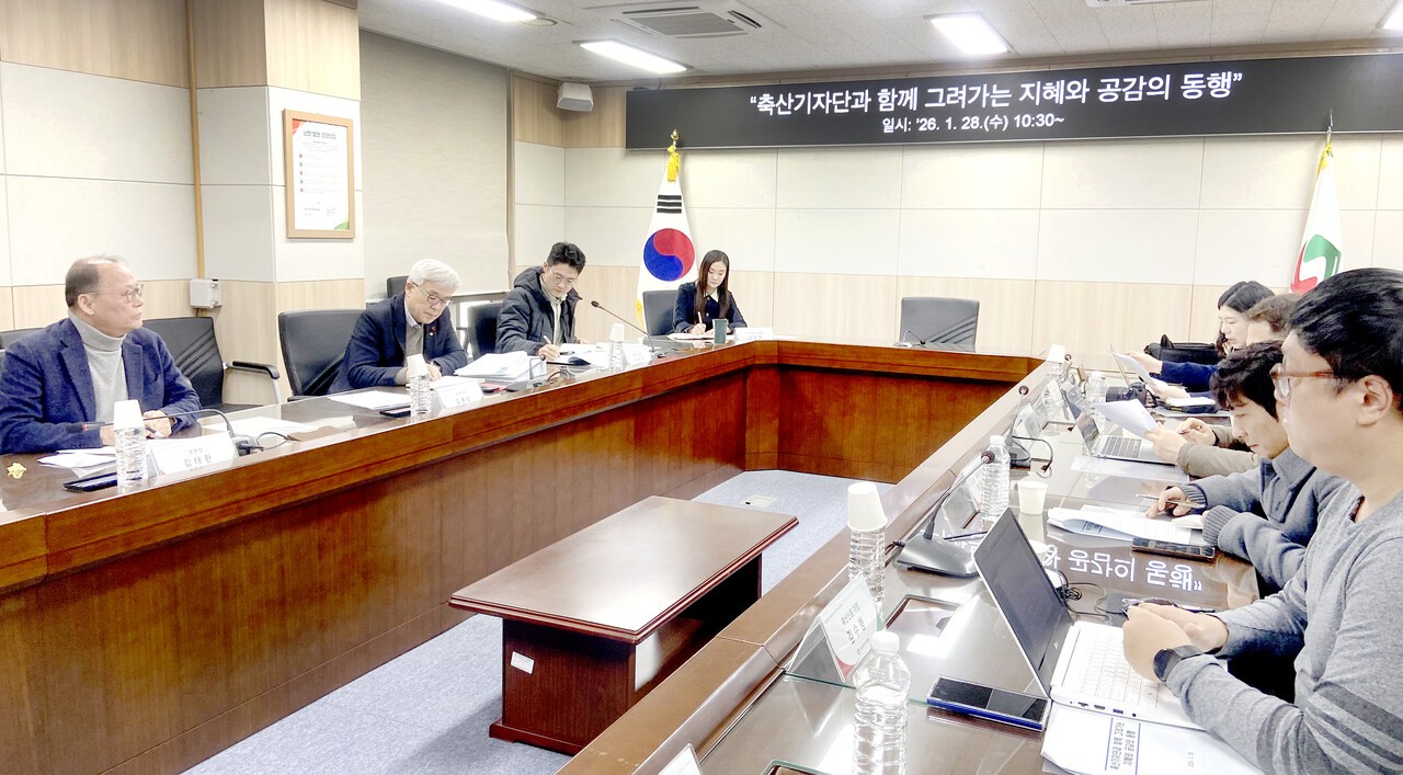 김태환 본부장이 지난 1월 28일 기자간담회에서 기관장 상임화에 대한 의견을 말하고 있다.&nbsp;