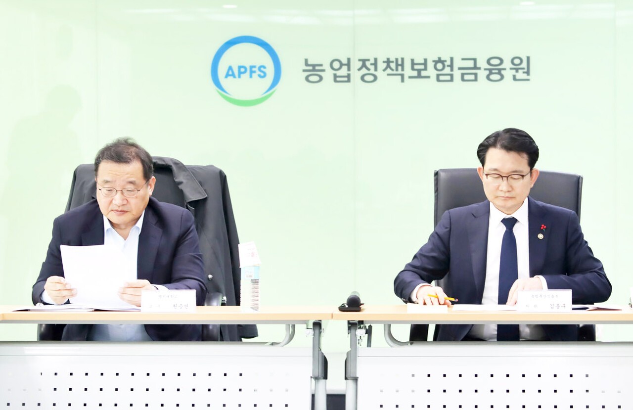 농협개혁추진단 출범회의에서 회의를 진행하고 있는 원승연 명지대 교수(왼쪽)와 김종구 농식품부 차관.