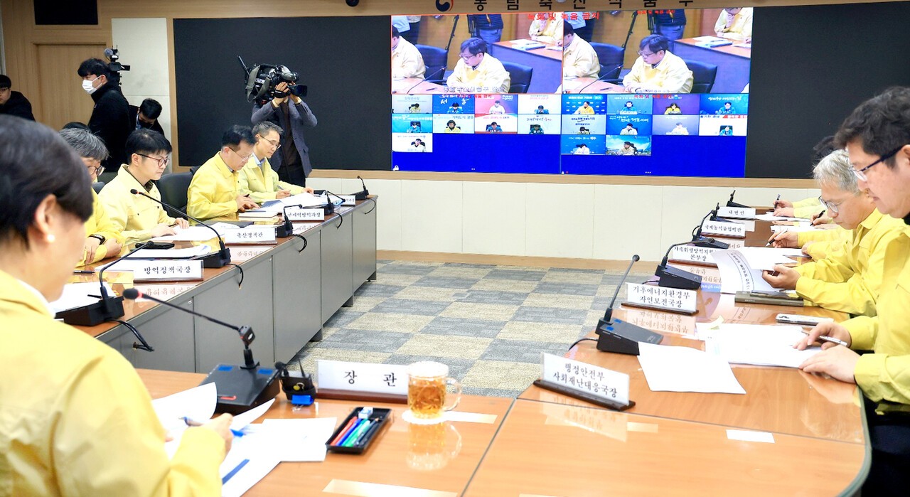 고병원성 조류인플루엔자와 아프리카 돼지열병에 이어 구제역까지 발생한 가운데 송미령 농림축산식품부 장관이 지난 2일 관계 기관 공무원 등이 참석한 가운데 영상회의를 통해 가축전염병 중앙사고수습본부 회의를 주재하고 있다.