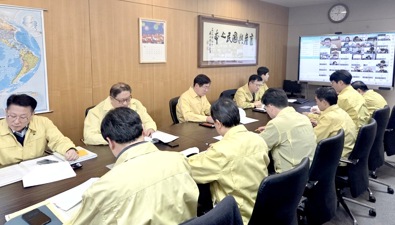 농협경제지주가 지난 4일 안병우 축산경제대표이사 주관으로 전국 지역본부장 및 구제역 발생 시·군지부, 축협, 계열사 등을 긴급 소집해 구제역 확산방지 대책 마련을 위한 방역회의를 개최했다. 이날 대책회의에서 안병우 대표이사는 “정부·지자체와 협력체계를 구축해 구제역 백신 조기 일제접종과 함께 접종 이후 관리까지 포함한 현장 관리가 매우 중요한 상황”이라고 밝혔다. 안병우 대표이사는 또 “이와 함께 강력한 방역을 위해서는 외국인 근로자 방역관리 및 농장 내·외부의 철저한 소독도 중요하다”고 강조하면서 “농협이 보유하고 있는 가용자원을 최대한 동원해 전사적으로 방역을 해야 할 시기이며, 특히 방역 현장 일선에 있는 시·군지부에서는 각 지역별로 방역상황실 운영을 강화하고, 1400여명의 범 농협 인력풀과 540개 공동방제단, 그리고 전국 30개소 방역물품 비축기지 등에서는 즉시 지원태세를 확립해 달라”고 당부했다.