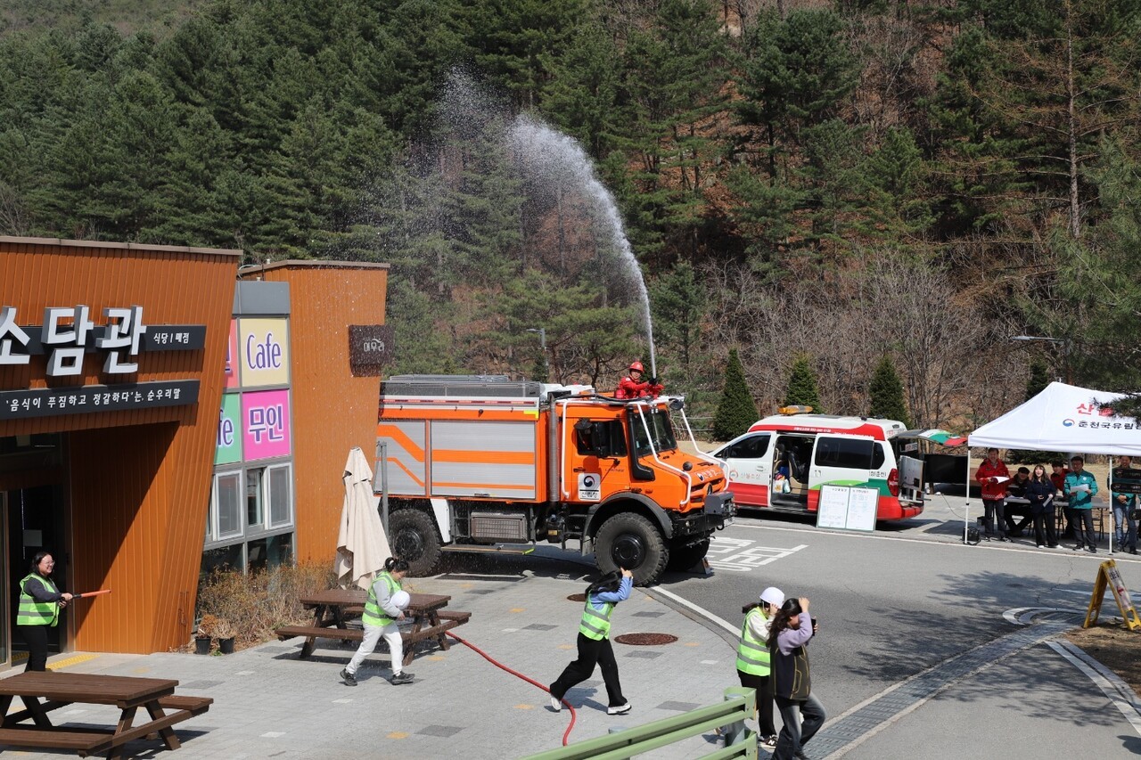 산림청이 산불재난에 대비한 주민대피 훈련을 실시하고 있다.