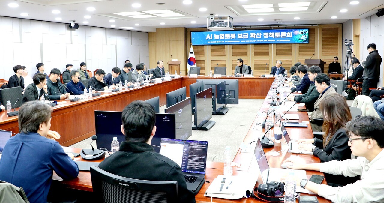 이원택·임미애·서삼석·송옥주·윤준병·임호선·문금주 국회의원과 한국농업기계학회는 지난 2월 4일 국회 의원회관에서 ‘AI 농업로봇 보급 확산 정책토론회’를 개최했다. &nbsp; &nbsp;