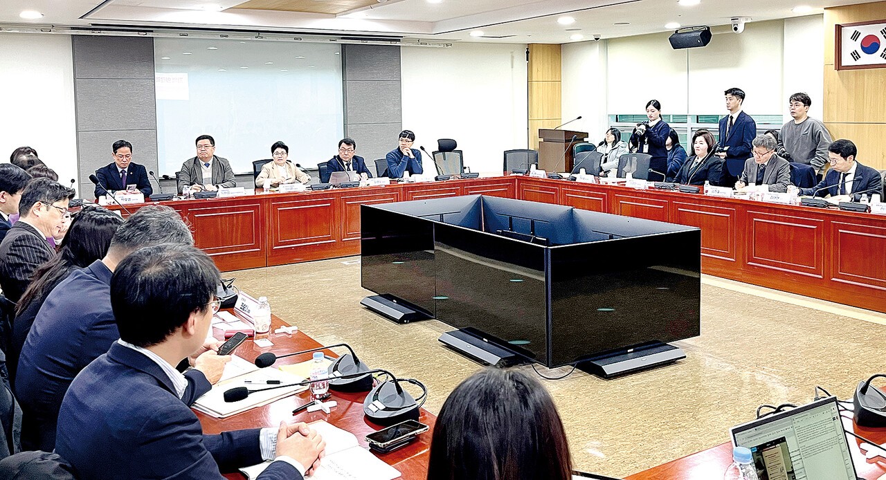 국회 재정경제기획위원회 임이자 위원장과 국립중앙의료원은 6일 국회의원회관에서 ‘공공보건의료 서비스 개선 방안 토론회’를 열고, 지역 의료 격차 해소 방안을 논의했다.