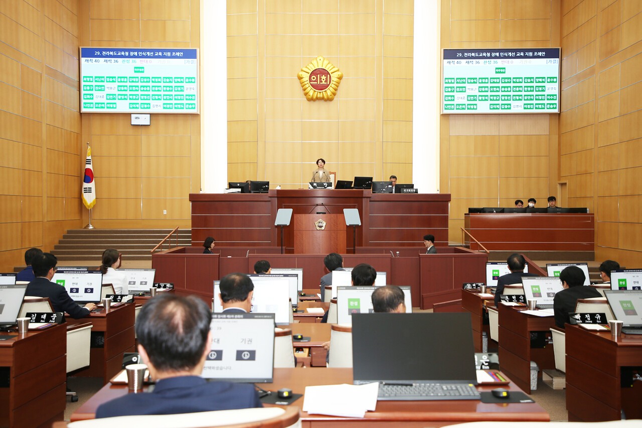 지방의회 선거구 획정 과정에서 인구대표성을 강화하더라도 지역대표성 보완이 필요하다는 제언이 나오고 있다. 사진은 전북도의회 조례안 심의 모습. 사진=전북도의회
