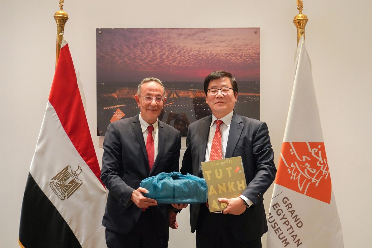 국립농업박물관 오경태 관장(오른쪽)과 이집트 대박물관 아흐메드 고네임 관장(왼쪽)이 기념 촬영을 하고 있다. 사진=국립농업박물관