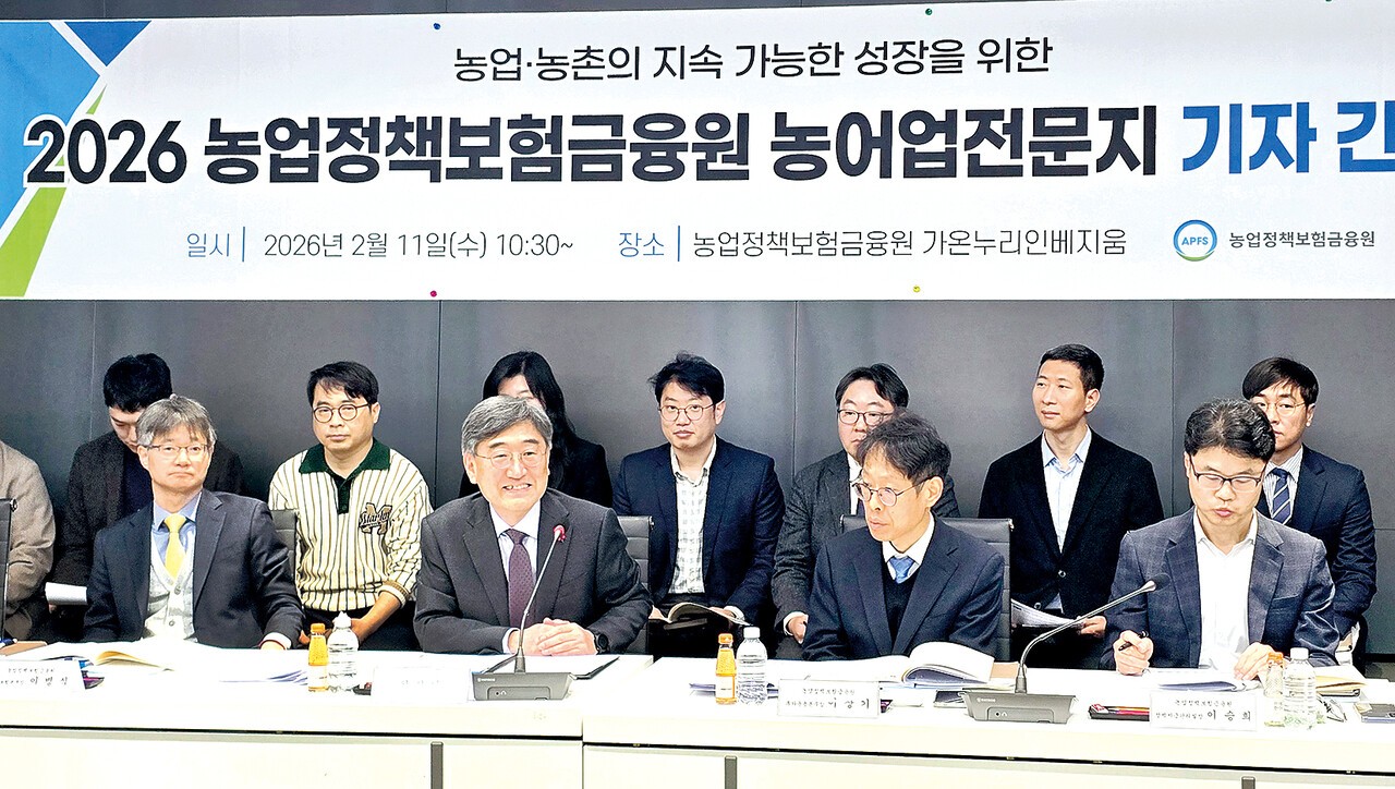 11일 열린 농업정책보험금융원 전문지 기자간담회에서 서해동 원장(앞줄 왼쪽 두번째)이 인사말을 하고 있다.&nbsp;