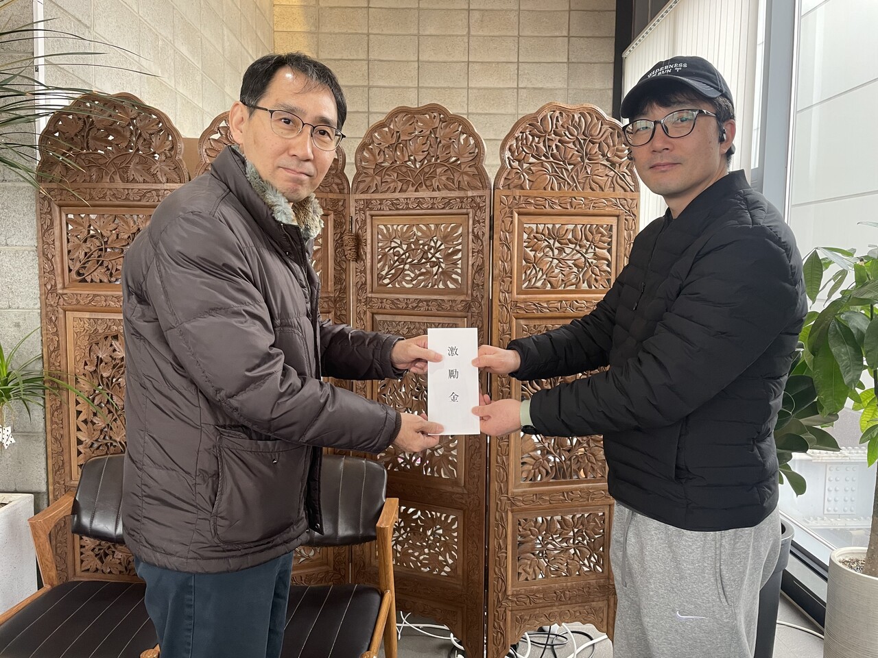 대한양계협회 종계부화위원회 산하 청년정책소위원회 함대산 위원장(사진 왼쪽)이 김진태 장수농장 대표에게 위로금을 전달하고 있다.