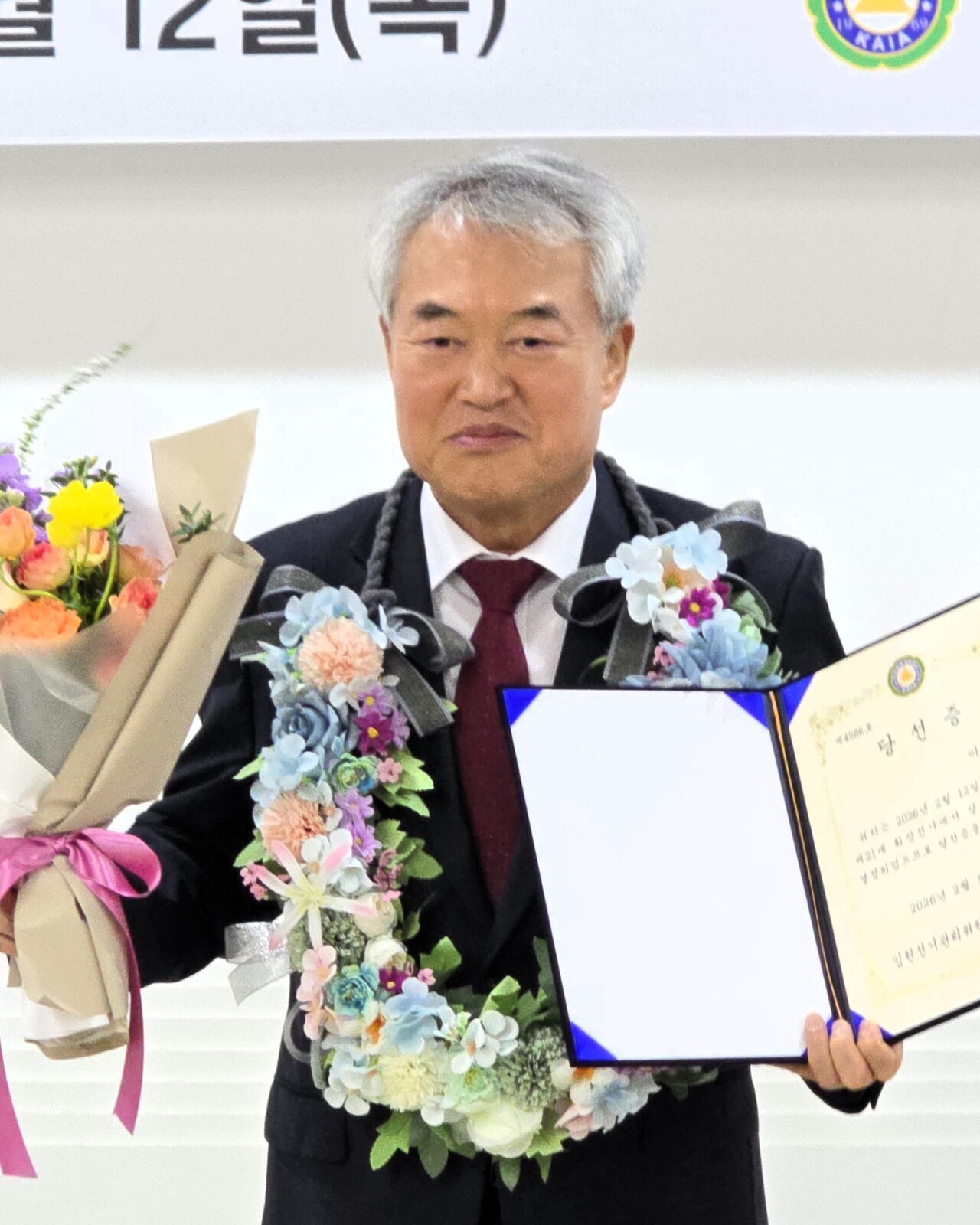재선에 성공한 이재윤 한국종축개량협회장이 당선증과 꽃다발을 들고 기념촬영을 하고 있다.&nbsp;