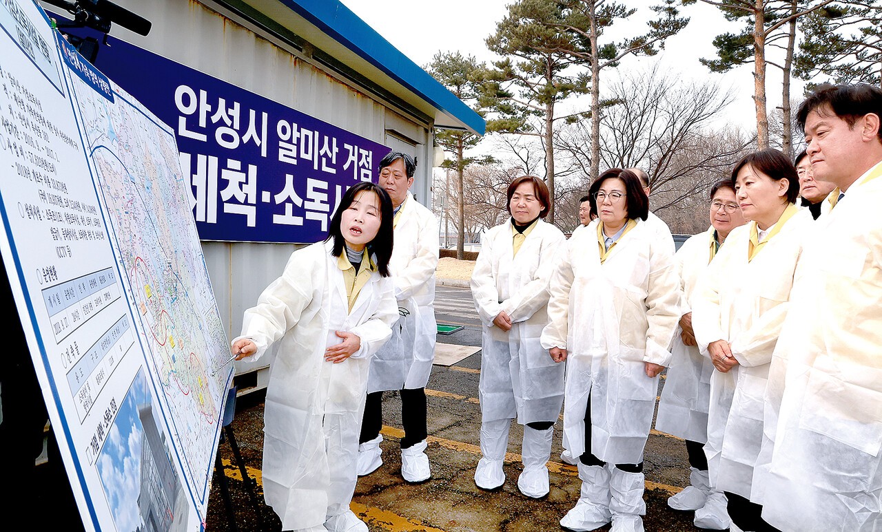 송미령 농림축산식품부 장관이 지난 13일 오후 경기도 안성시 재난상황실과 거점소독시설을 방문해 가축전염병 방역관리 추진 상황과 대응체계를 점검했다. 사진은 거점소독시설 현황 점검 장면.