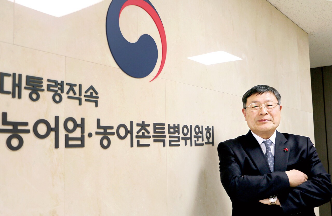 김호 농특위원장은 서울 종로구 소재 위원회 사무실에서 진행한 취임 6개월 인터뷰에서 ‘농정 대전환’의 원년인 올해 ‘소통’과 ‘성과’ 모두 챙기겠다는 의지를 피력했다. 고성진 기자