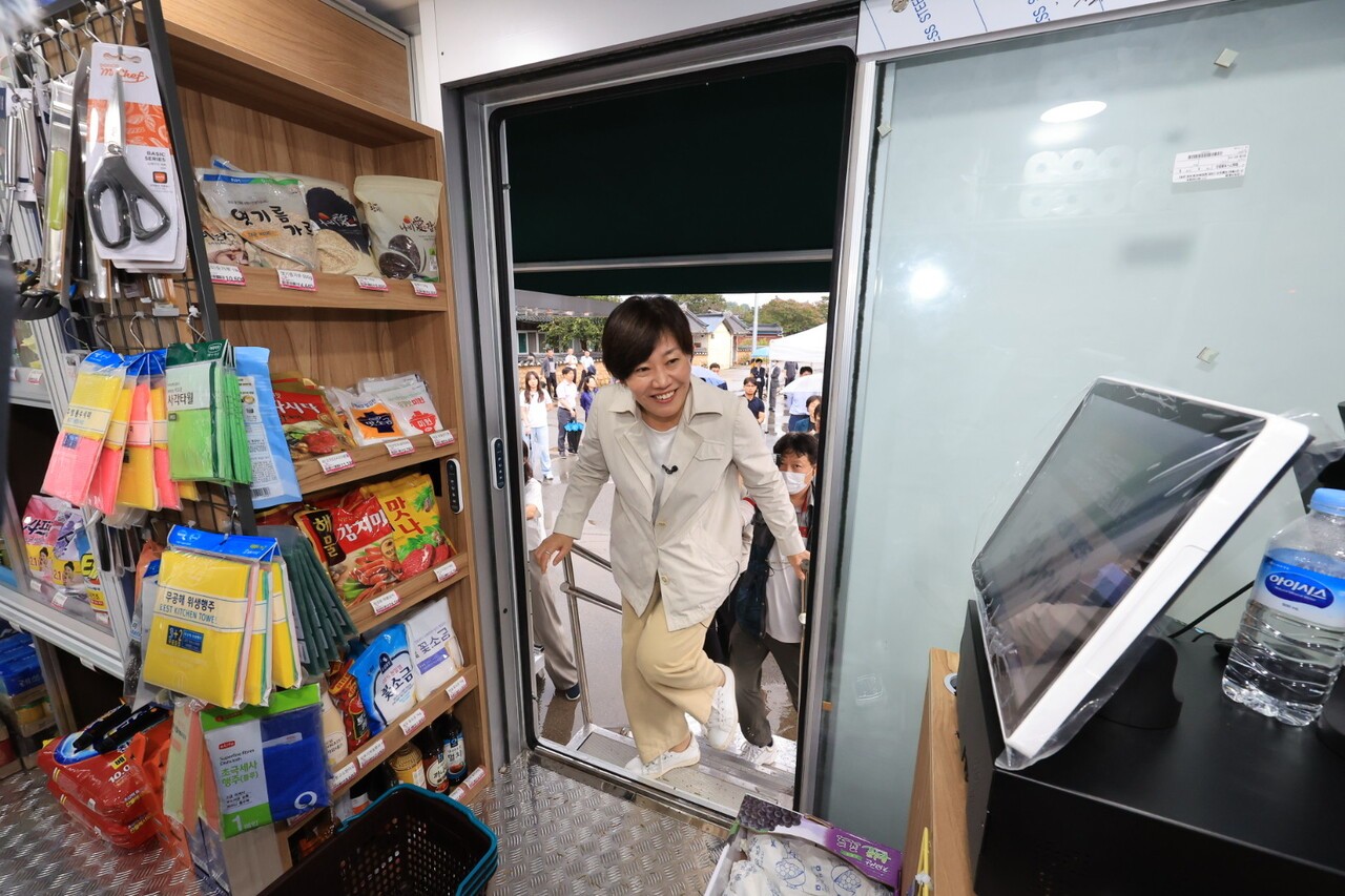 송미령 농식품부 장관이 지난해 9월 12일 전남 함평군 해보면 공동홈센터에서 개최된&nbsp;'찾아가는&nbsp;이동장터'&nbsp;발대식에 참석, 이동장터 내부를 살폈다.&nbsp;