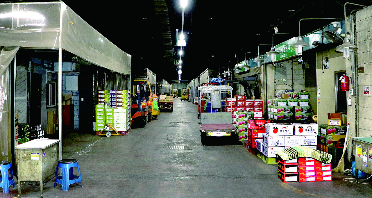 3월 7일 가락동 농수산물도매시장과 구리농수산물도매시장이 동시에 휴업했다. 가락시장은 휴업 직후인 9일 과채류 출하량이 급증하며 전반적인 도매시세는 하락세를 보였다.