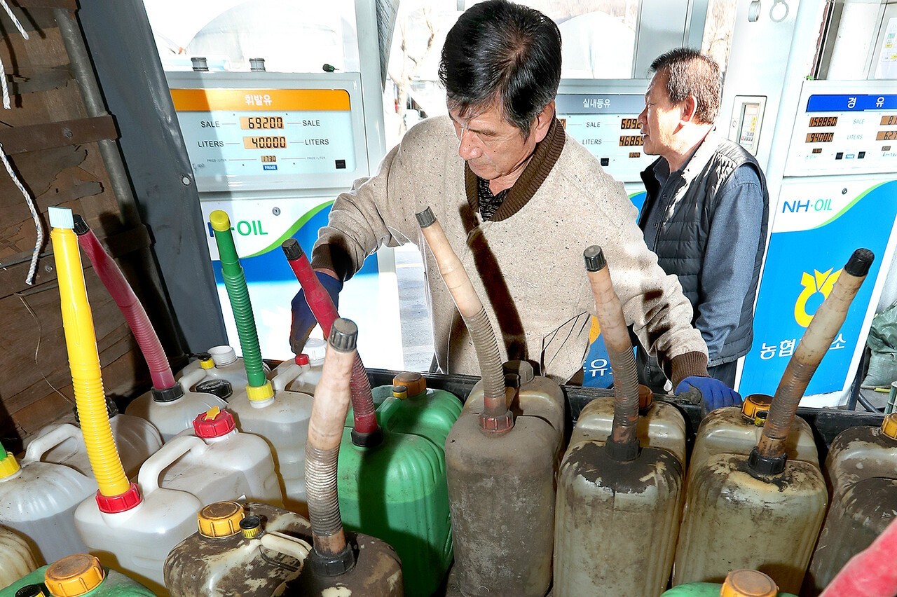 중동전쟁 여파로 유류가격이 급등하면서 본격 영농철을 앞둔 농촌지역에 비상이 걸렸다. 10일, 경기도 고양시에서 화훼를 재배하는 농민들이 벽제농협 유류취급소에서 고유가 속에도 시설하우스 난방을 위해 등유와 경유 등을 구입하고 있다. 김흥진 기자.&nbsp;