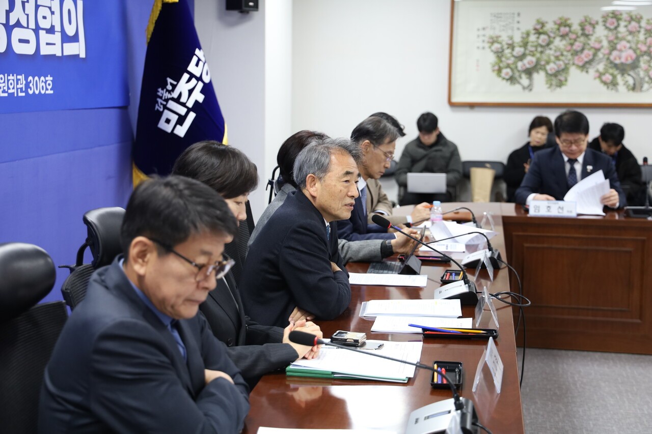 더불어민주당 정책위원회 농해수 정조위원회 윤준병 위원장이 11일 열린 당정협의에서 농협 개혁 방안에 대해 발언하고 있다. 사진=민주당