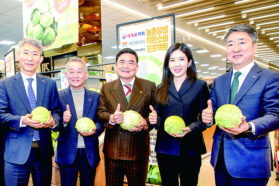 대아청과와 호반건설그룹 계열사인 호반프라퍼티가 세계로마트와 함께 시세 하락으로 어려움을 겪고 있는 양배추 농가 지원을 위해 소비촉진 행사를 개최했다.