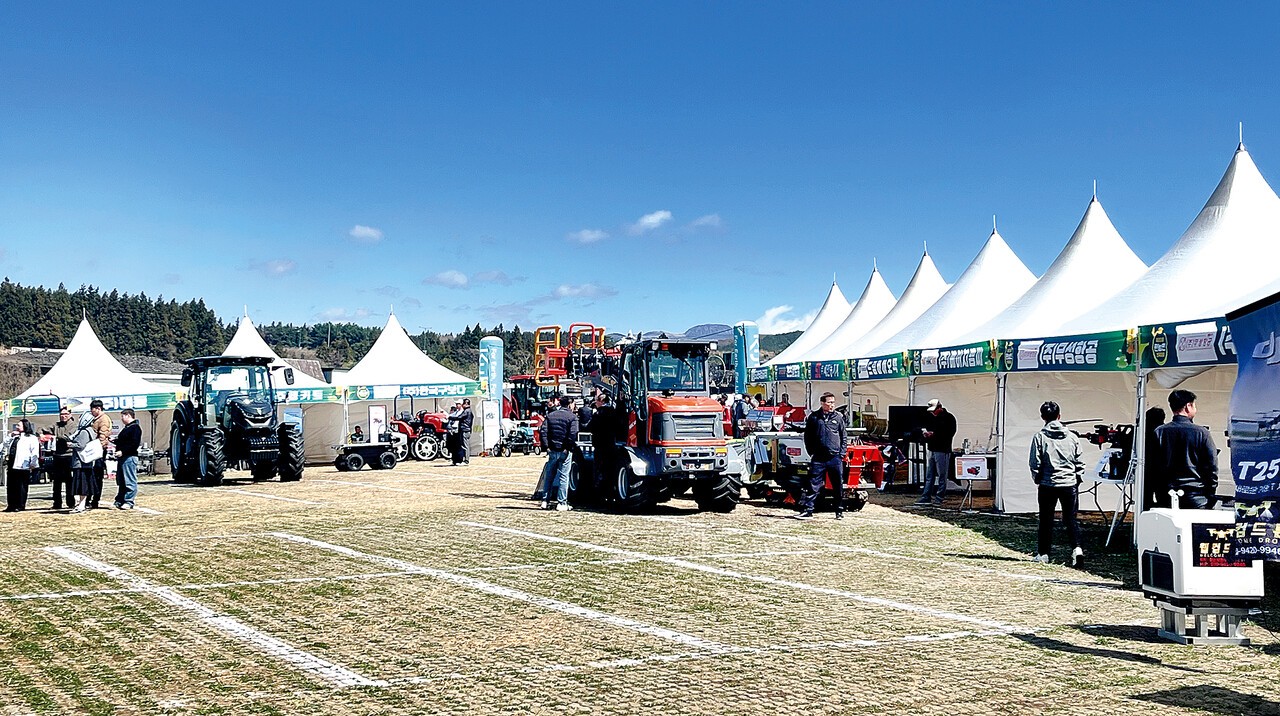 [한농연전국대회 농기자재 전시회] 자율주행부터 AI 방역까지···신기... - 뉴스 썸네일 이미지