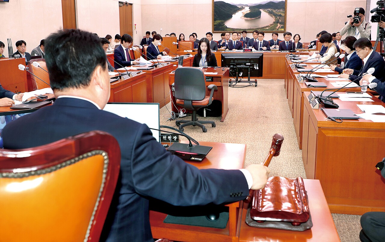 국회 농해수위는 6일 전체회의를 열고 농식품부 전쟁추경안을 기존 정부안 2600억원에서 6000억원을 증액 의결했다. 이를 비롯해 농해수위 소관 부처 총 추경안은&nbsp;9739억원4600만원이 증액됐다.&nbsp;