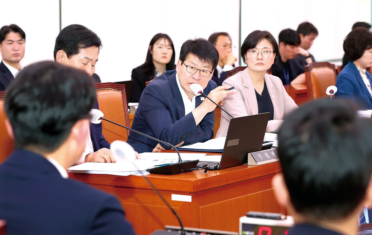 임호선 의원이 23일 열린 국회 농림축산식품해양수산위원회 전체회의에서 멀칭필름과 비료 등 농자재 재고와 관련해 정부가 현장 체감과 동떨어진 대응을 하고 있다고 질타하고 있다. 김흥진 기자&nbsp;