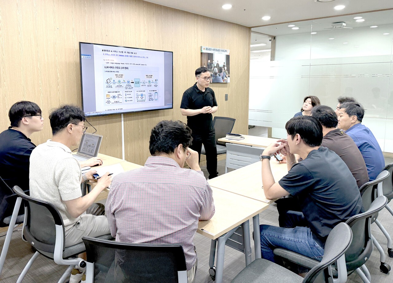 동화청과가 생성형 AI 기술을 접목한 업무지원 서비스 ‘동화GPT’를 도입하고, 1차 시범 운영을 시작했다. 사진은 임원들을 대상으로 진행한 동화GPT 활용 교육 모습.