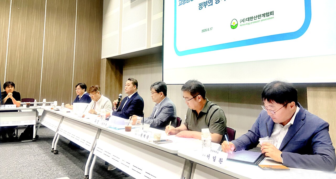 지난 17일 열린 ‘고병원성 AI 피해 농가 대책 마련을 위한 토론회’에서 안두영 산란계협회장이 인사말을 하고 있다.