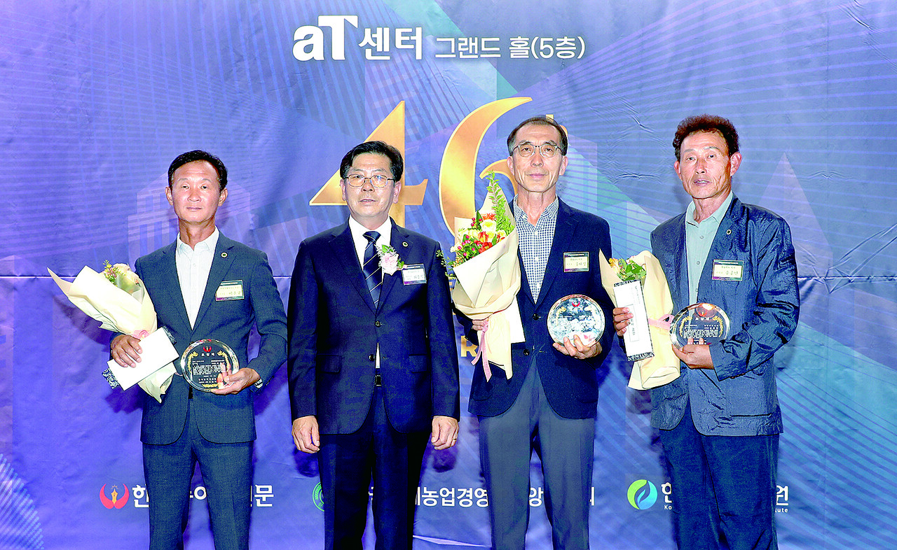 최흥식 한농연중앙연합회 회장(왼쪽에서 두번째)과 우수지사 수상자들이 기념사진을 촬영하고 있다.&nbsp;