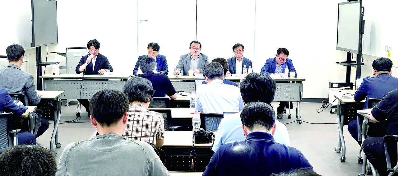 농식품부와 농협개혁추진단이 1일 서울 용산역 회의실에서 기자간담회를 갖고 농협개혁 진행상황 등을 설명했다.&nbsp;