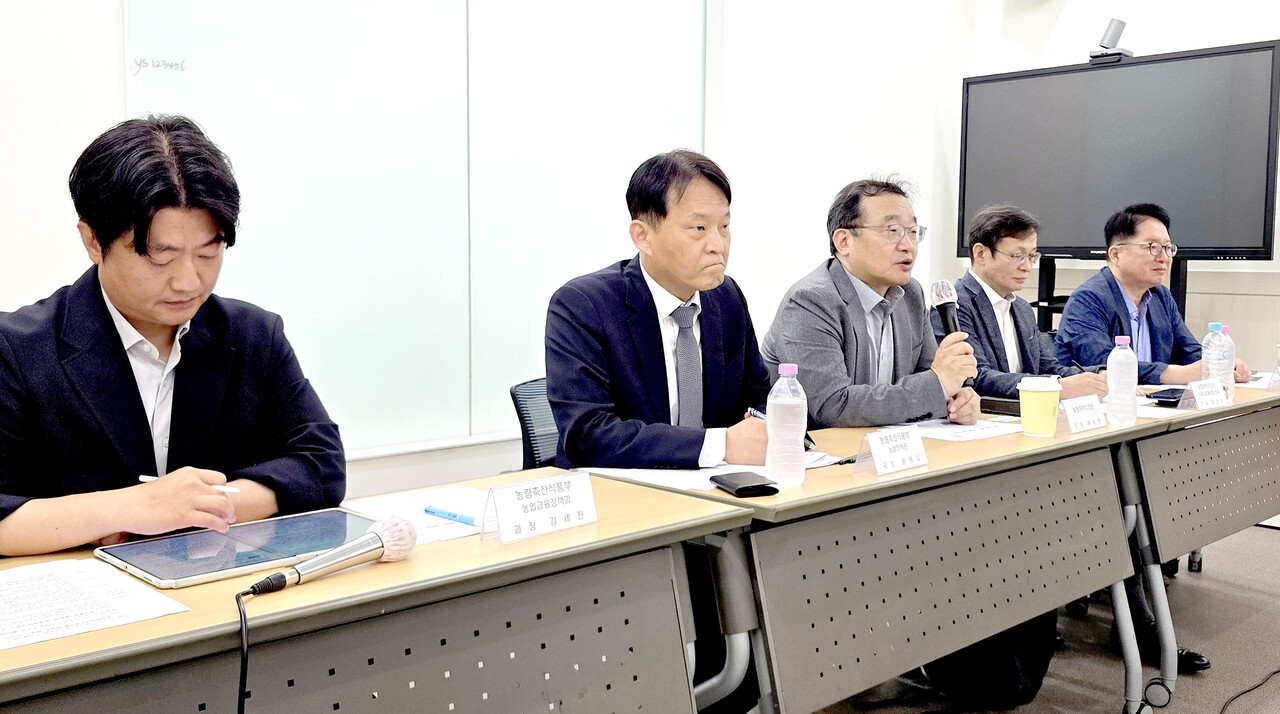 원승연&nbsp;농협개혁추진단장(가운데)이 기자들의 질의에 답변하고 있다.&nbsp;
