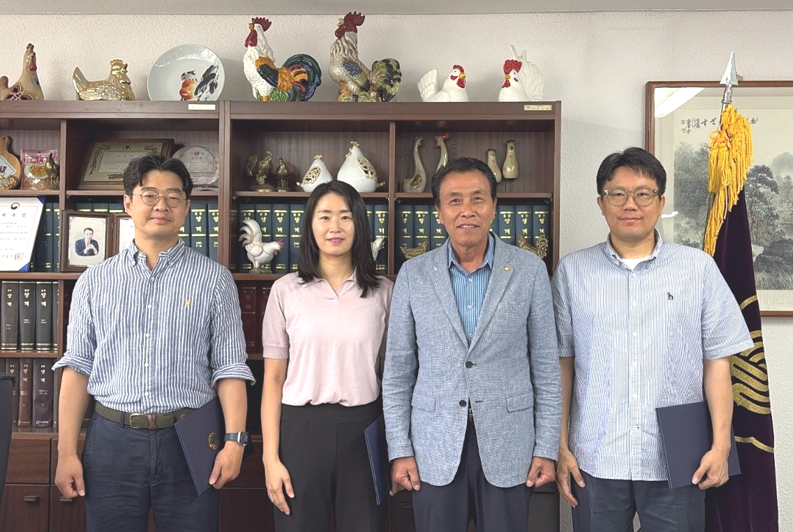 대한양계협회가 7월 1일자로 인사발령을 단행했다. 사진 왼쪽부터 이종웅 경영정책국장, 장성영 홍보국장, 오세진 회장, 우병주 경영정책국·총무부 국장.
